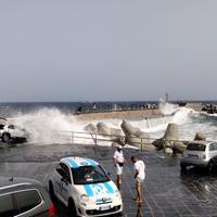 Il mare ha invaso il parcheggio della Darsena