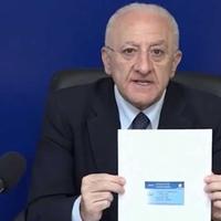 De Luca con la Card vaccinale ritenuta uno spreco dalla Corte dei Conti