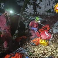 I soccorritori in azione presso la grotta del Falco a Corleto Monforte