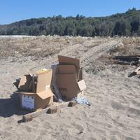 I rifiuti sulla spiaggia a Capaccio Paestum