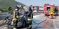 L'intervento dei vigili del fuoco sull'auto in fiamme sul raccordo Avellino-Salerno