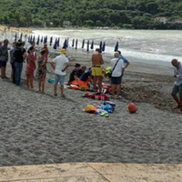 I soccorsi sulla spiaggia di Sapri per cercare di salvare il 59enne (foto Paolo Giuseppe Gallo)