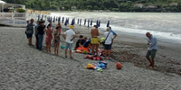 I soccorsi sulla spiaggia di Sapri per cercare di salvare il 59enne (foto Paolo Giuseppe Gallo)