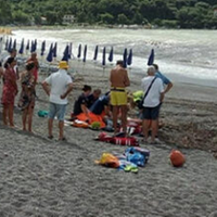 I soccorsi sulla spiaggia di Sapri per cercare di salvare il 59enne (foto Paolo Giuseppe Gallo)