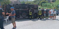 Il camion che si è ribaltato a San Marco di Castellabate (foto StileTV)