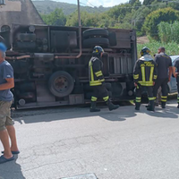 Il camion che si è ribaltato a San Marco di Castellabate (foto StileTV)