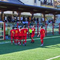 La gioia dei calciatori del Giffoni Sei Casali dopo la vittoria contro il Faiano