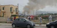 Il fumo che proviene dalla palazzina in fiamme sulla litoranea di Pontecagnano Faiano