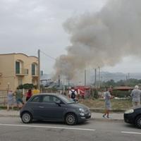 Il fumo che proviene dalla palazzina in fiamme sulla litoranea di Pontecagnano Faiano