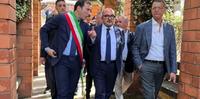 Il ministro Gennaro Sangiuliano con il sindaco di Nocera Superiore Giovanni Maria Cuofano