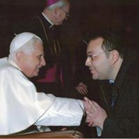 Benedetto XVI con il presidente dell'associazione Tu es Petrus, il battipagliese Gianluca Barile